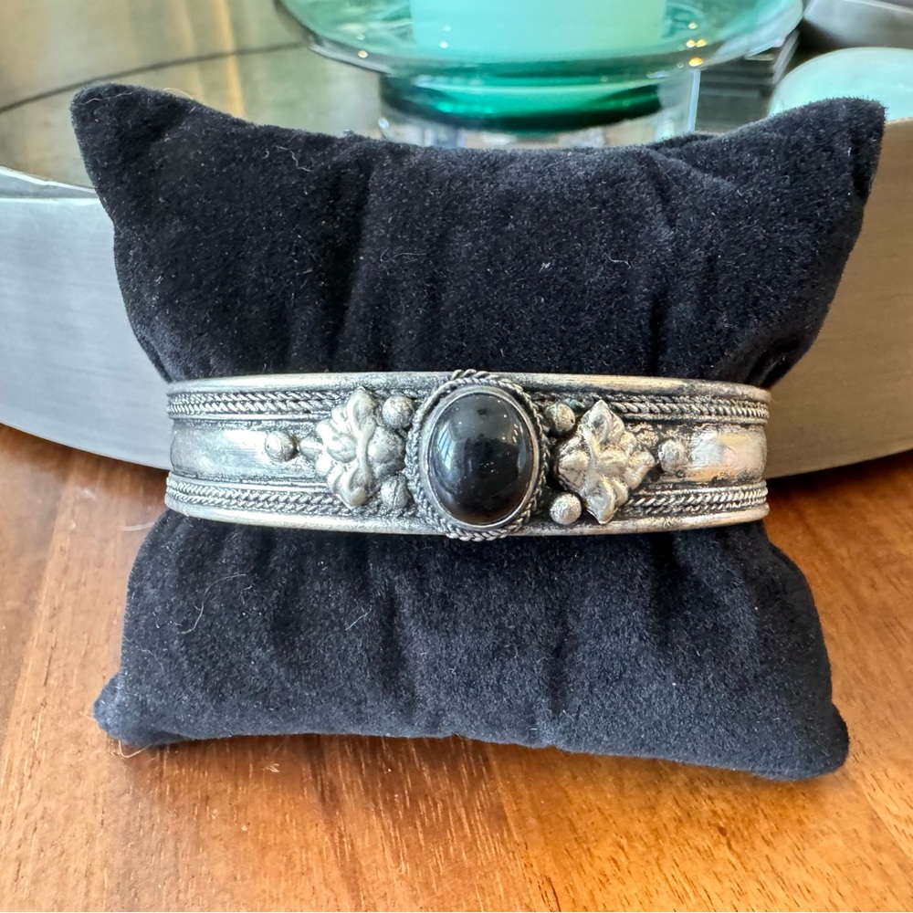 Artisan Nepal Buddhist Bracelet One Stone- Black